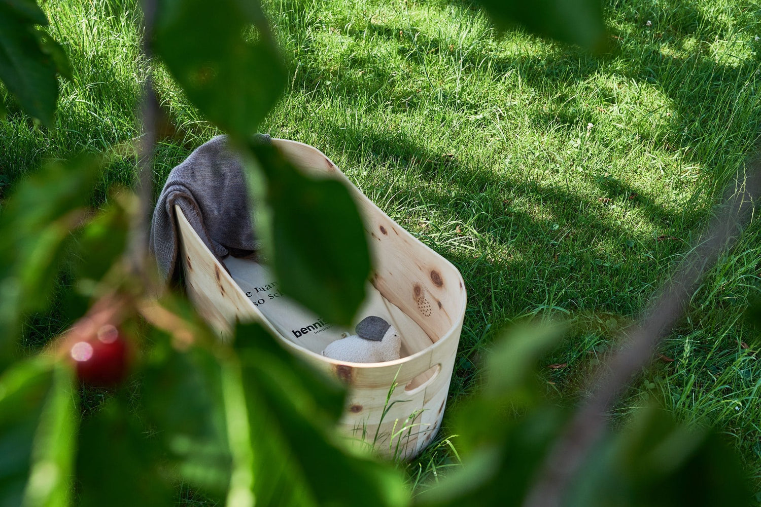 Babybett aus Zirbenholz im Garten