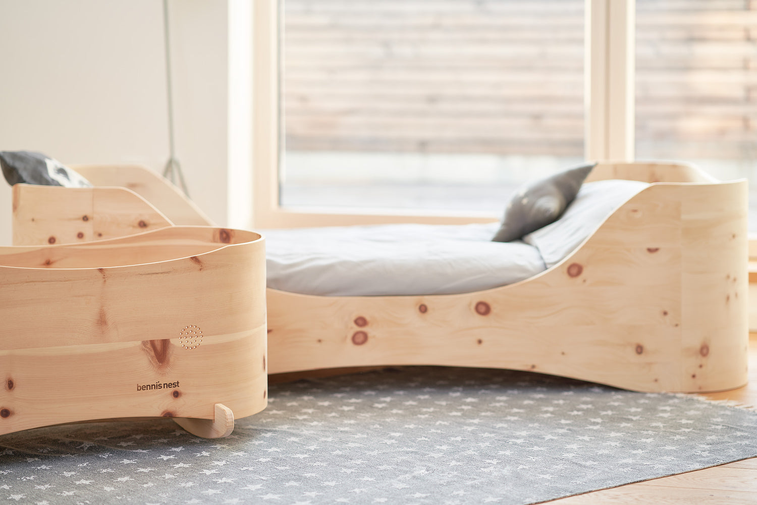 Kinderbett aus Zirbenholz