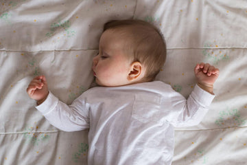 Die passende Baby Schlafbekleidung zu den gegebenen Temperaturen