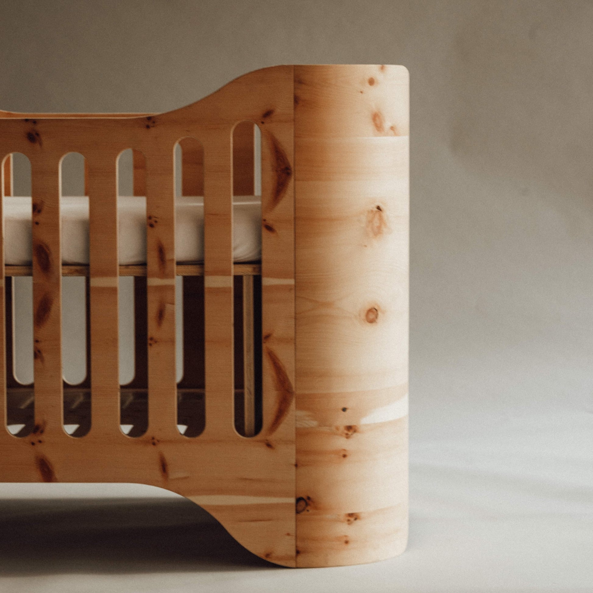 Minibett aus Zirbenholz.