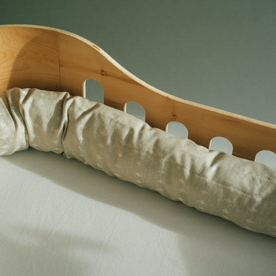 Minibett aus Zirbenholz.